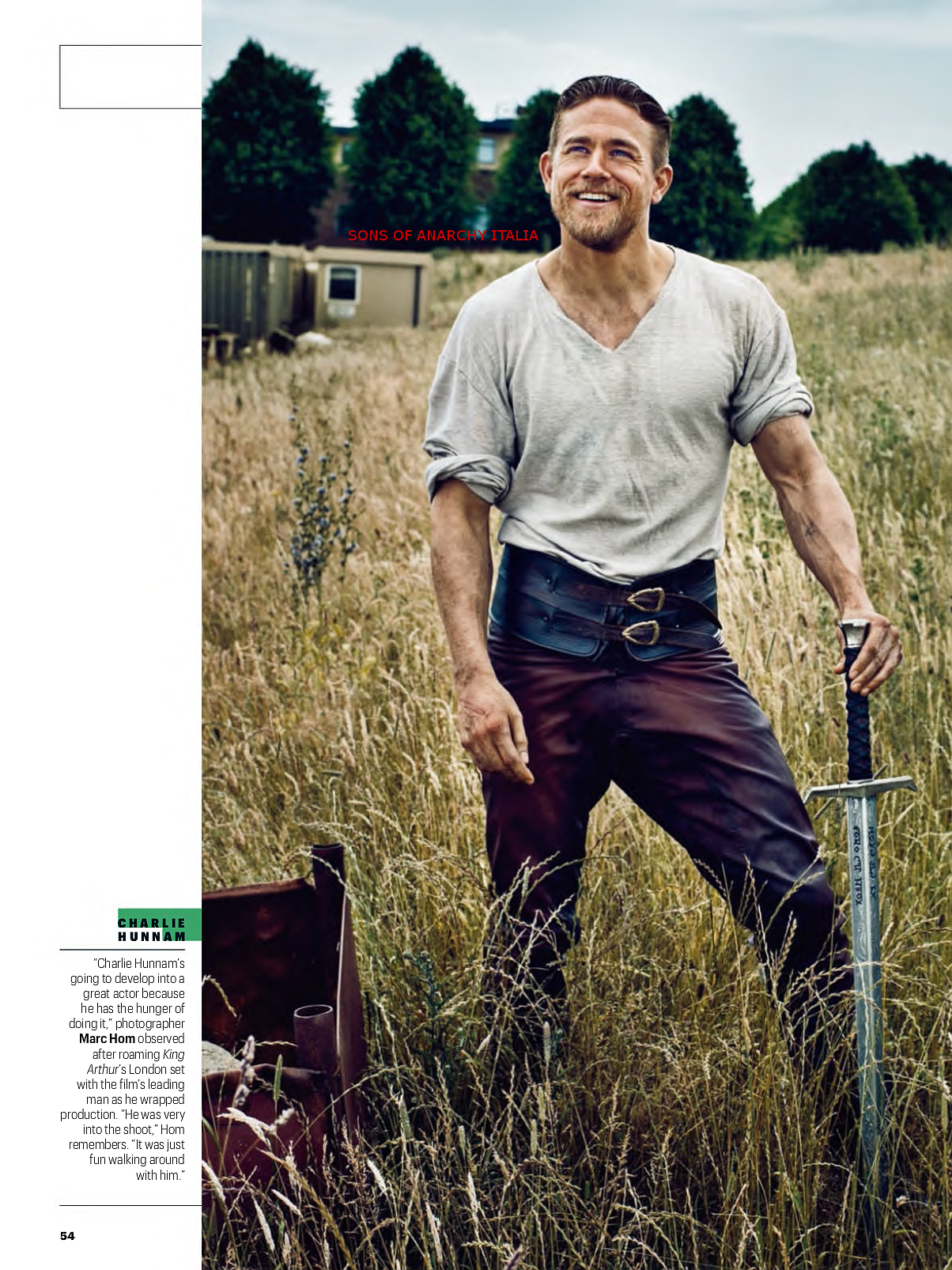 Charlie Hunnam: il servizio fotografico di “King Arthur” tra i migliori del 2015 secondo Entertainment Weekly