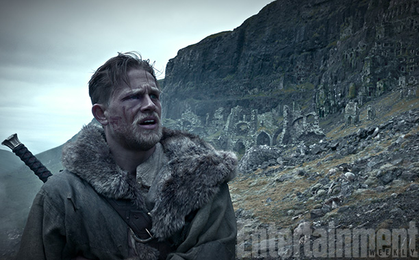 Nuova immagine promozionale di Charlie Hunnam in “King Arthur: Legend of the Sword”